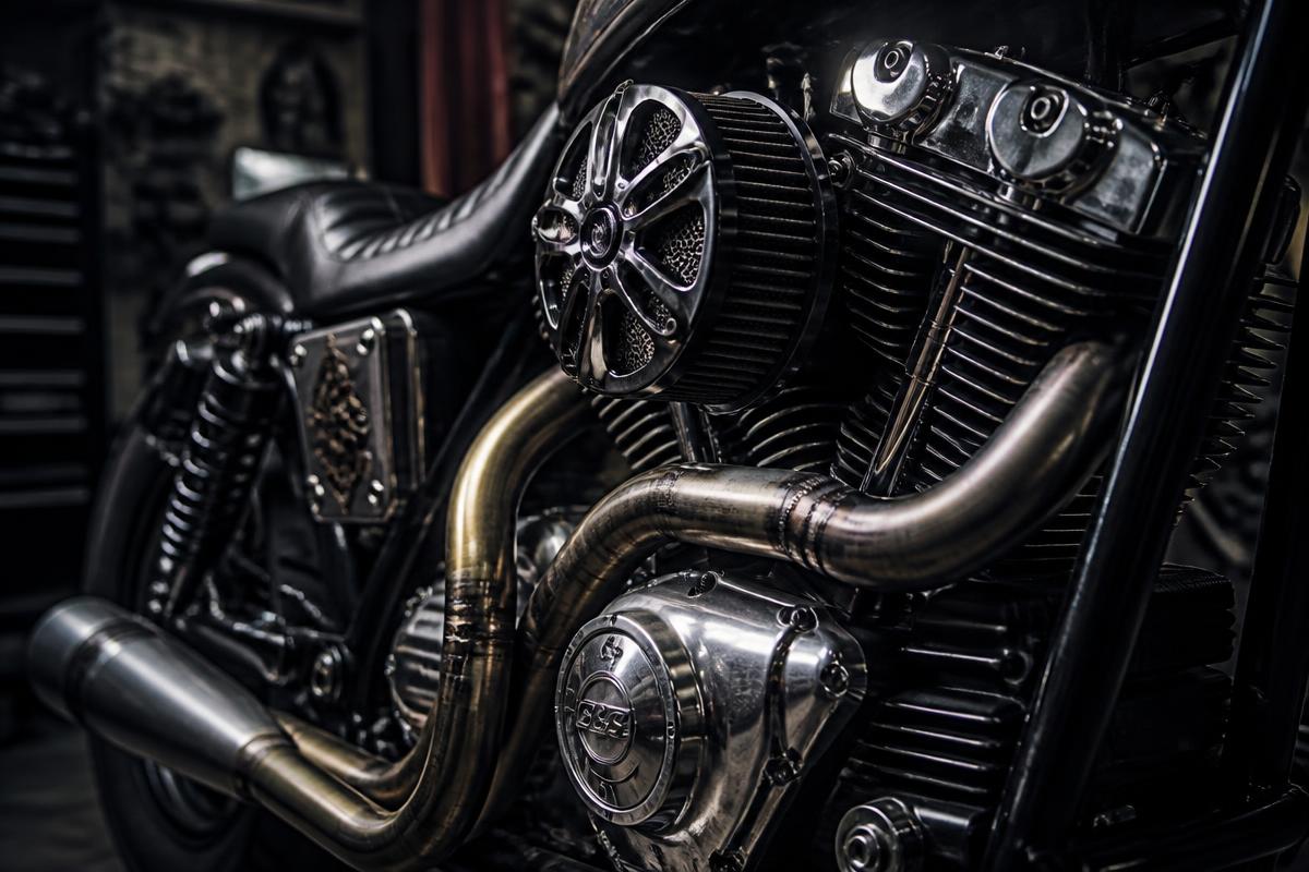 Detalhe de moto custom em oficina escura
